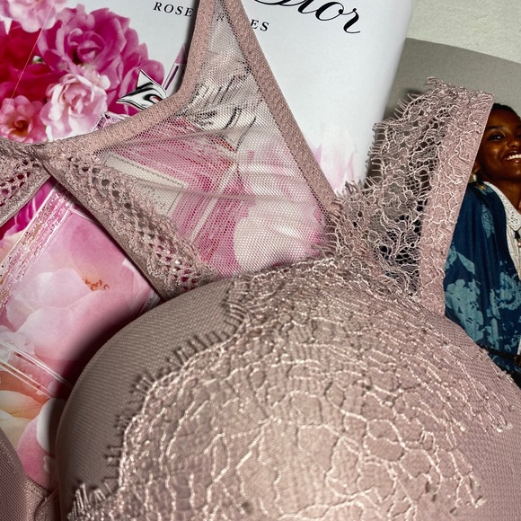 Victoria’s Secret push up bra 34DD - Picture 3 of 3